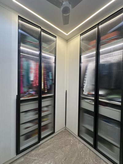 Modern Space Organization — Walk-in Wardrobe